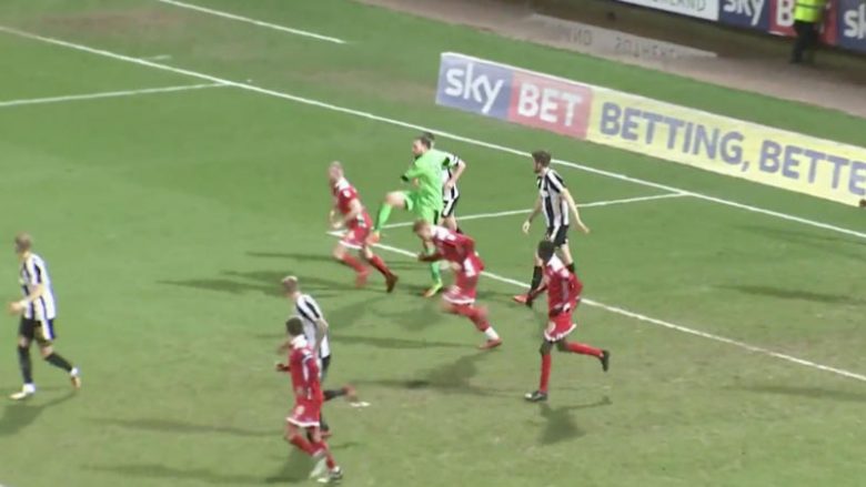 Portieri i Notts Countyt godet lojtarin kundërshtar nga prapa në çastet e fundit duke dhuruar penaltinë e fitores (Video)