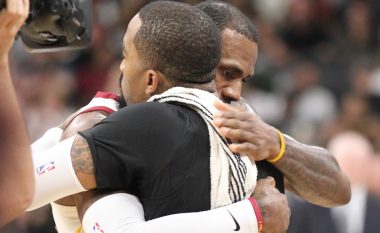 Momenti emocional kur LeBron James arriti 30 mijë pikë, lot e përqafime me shokët e skuadrës (Video)