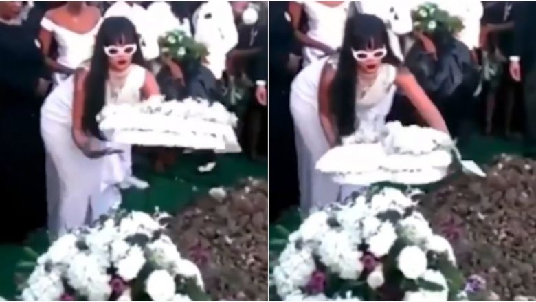 Rihanna e veshur në të bardha dhe mes lotësh i jep lamtumirën e fundit kushëririt të vrarë (Video)