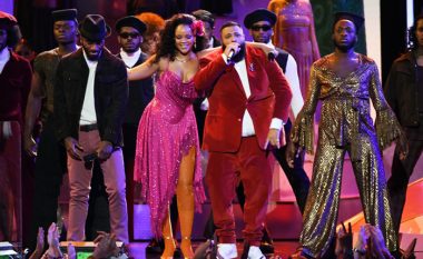 Ngjyra të ngrohta dhe shumë valltarë në skenë, Rihanna dhe DJ Khaled performuan “Wild Thoughts” në Grammy (Video)