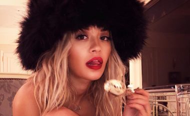 Rita Ora del e zhveshur në temperaturat -1 gradë celsius (Foto)