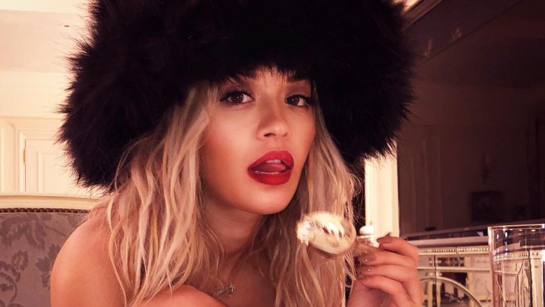 Rita Ora del e zhveshur në temperaturat -1 gradë celsius (Foto)