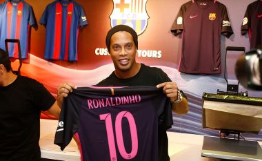 Ronaldinho zyrtarisht i jep lamtumirë futbollit