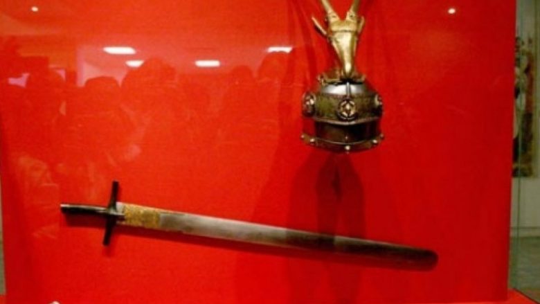 Shpata dhe përkrenarja e Skënderbeut nuk janë origjinale?