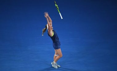 Caroline Wozniacki fiton Australian Open dhe rikthehet pas gjashtë vjetëve në vendin e parë të ranglistës (Foto/Video)