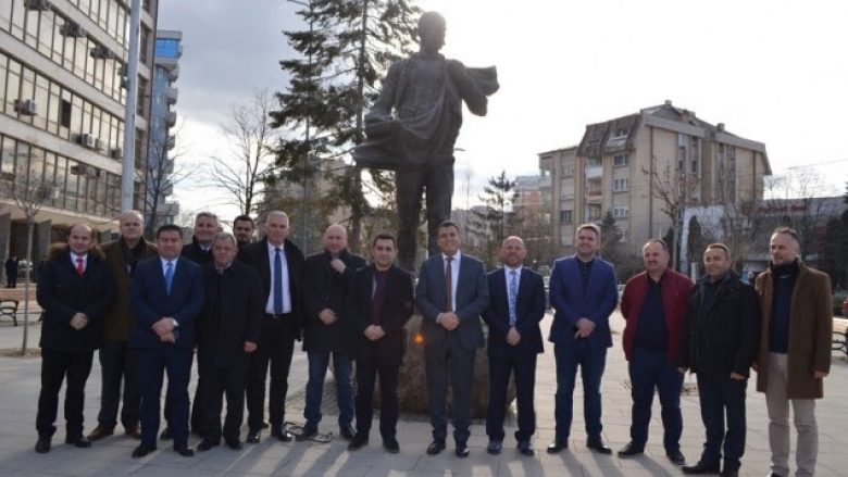 Kryetarë të tetë bashkive të Shqipërisë vizituan Mitrovicën