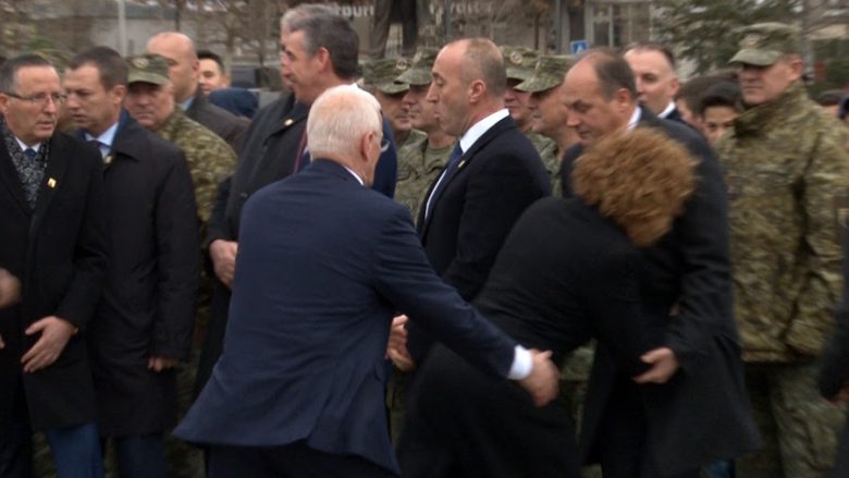 Për pak sa nuk rrëzohet ministrja kosovare (Video)