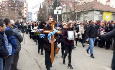 Qindra qytetarë përcjellin arkivolin e Ivanoviqit për në Beograd