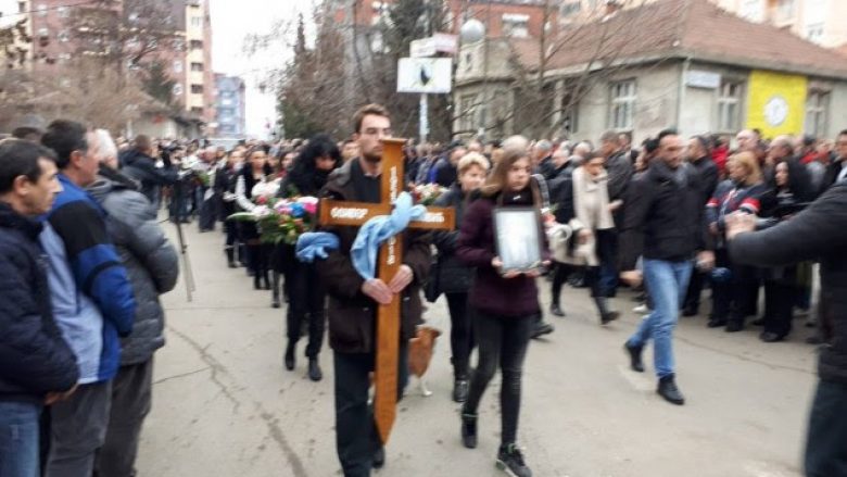 Qindra qytetarë përcjellin arkivolin e Ivanoviqit për në Beograd