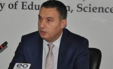 Bytyqi nënshkruan Udhëzimin Administrativ që zgjidh çështjen e avancimeve akademike