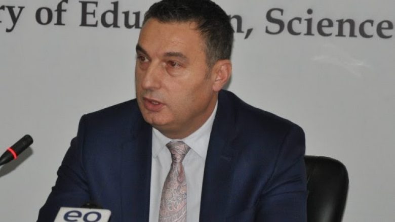 Bytyqi nënshkruan Udhëzimin Administrativ që zgjidh çështjen e avancimeve akademike