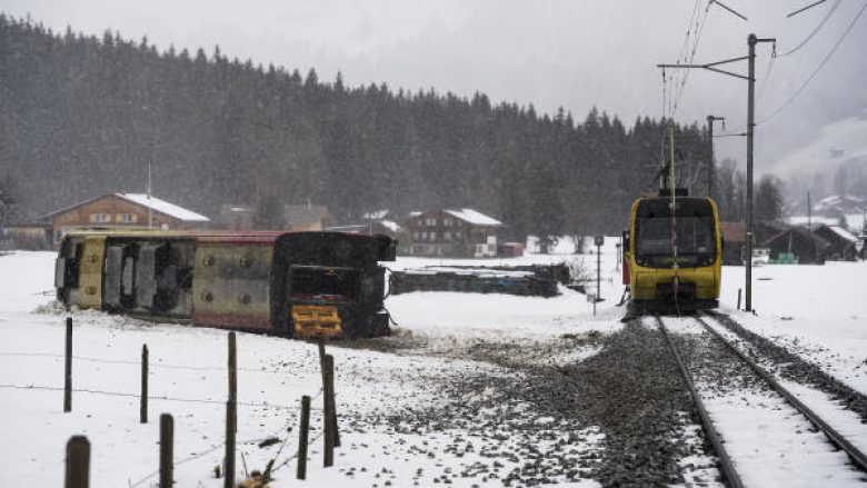 Zvicër: Era e fuqishme nxjerr trenin nga binarët (Foto)