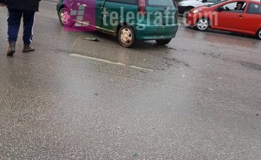 Përplaset një motoçikletë me një veturë, një person i lënduar nga aksidenti në Pejë