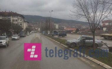 Pejë, vetura përplaset në shtyllën e ndriçimit publik (Foto)