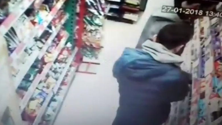 Dy shkupjanë vjedhin në një market, kamerat e sigurisë regjistrojnë gjithçka (Video)