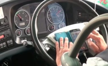 Shoferi po shikonte në celular, edhe pse jashtë po binte shi dhe autobusi ishte duke ecur me shpejtësi (Video)