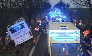 Vetura përplaset për një autobus në Pragë, tre të vdekur dhe 30 të lënduar (Foto/Video)