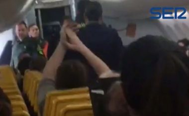 Policia largojnë çiftin nga aeroplani, filluan të bëheshin “agresivë” në 10 mijë metra lartësi (Video)