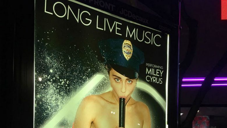 Protestë kundër “Grammy Awards” me imazhet lakuriq të Miley Cyrusit dhe Lady Gagas (Foto)