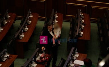 Deputeti Milaim Zeka me vajzën në Kuvend (Foto)