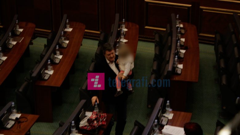 Deputeti Milaim Zeka me vajzën në Kuvend (Foto)