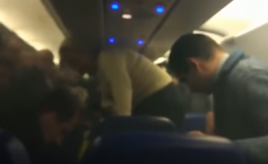 Për shkak të mbushësit të tabletit, aeroplani kaplohet nga zjarri – pasagjerët bëjnë të pamundurën ta fikin me shishe me ujë (Video)