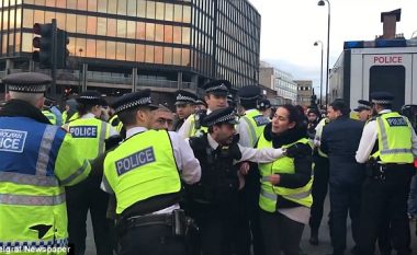 Mjeku i policisë metropolitane filmohet duke goditur me grushta në fytyrë burrin e shtrirë në tokë, gjatë protestës së kurdëve në Londër (Video, +16)