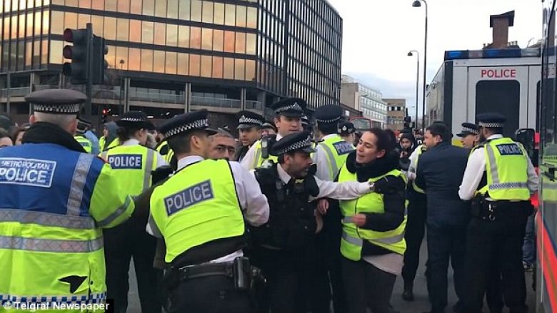 Mjeku i policisë metropolitane filmohet duke goditur me grushta në fytyrë burrin e shtrirë në tokë, gjatë protestës së kurdëve në Londër (Video, +16)