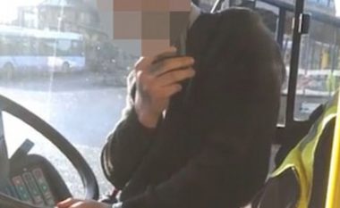 Parkoi autobusin larg trotuarit, pasagjeri i kërkon shoferit ta afroj më shumë pasi nuk mund të zbriste për shkak të këmbës së thyer (Video)