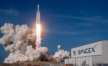 Një nga tri raketat e “Falcon Heavy” përfundon në oqean, nuk arrin të aterrojë në pikën e paraparë (Foto/Video)