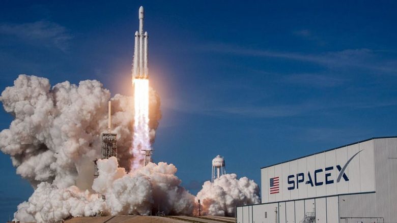 Një nga tri raketat e “Falcon Heavy” përfundon në oqean, nuk arrin të aterrojë në pikën e paraparë (Foto/Video)