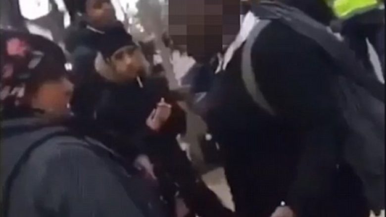 Pa kurrfarë arsye adoleshentja godet me shuplakë të moshuarën në rrugë (Video, +18)