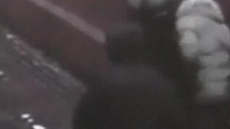E therin katër herë më thikë të riun në qendër të qytetit, sulmuesit filmohen nga kamerat e sigurisë (Video, +18)