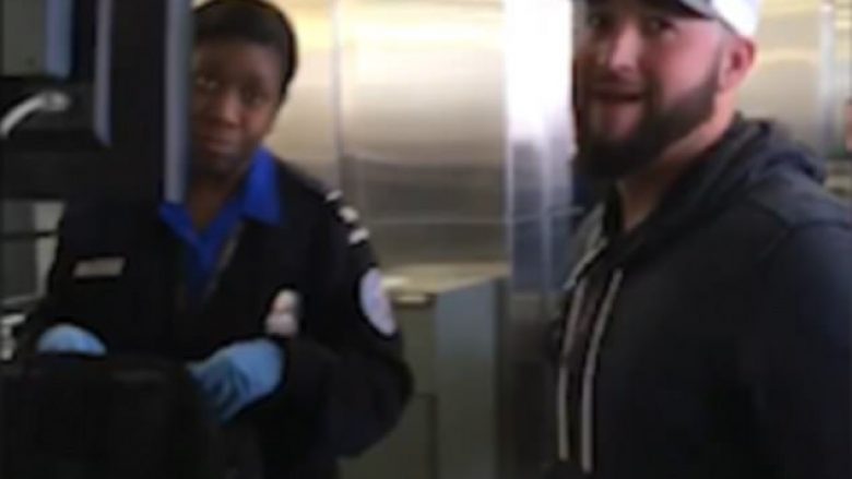 Nuk e dinte se babai ia kishte futur tinëz një lodër seksi në valixhe, i riu u skuq kur pjesëtarja e sigurimit të aeroportit ia gjeti (Video)