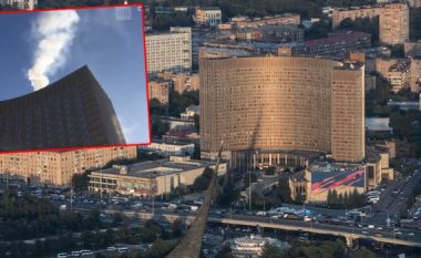 Njëri nga hotelet më të njohura të Moskës përfshihet nga zjarri, qindra persona evakuohen (Video)