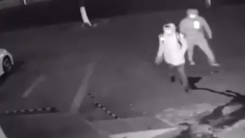 Kur zgjidhni partnerin e gabuar për të kryer një vjedhje, në vend se ta hedh tullën në dritaret e lokalit, përfundon në kokën e kolegut (Video)