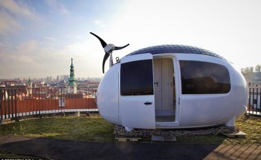 Shtëpi në formë veze që prodhon rrymë dhe mund të transportohet lehtë me helikopter (Foto)