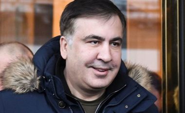Lideri i opozitës në Ukrainë, Mikeil Saakashvili, “rrëmbehet” nga persona të armatosur në një restorant në Kiev dhe deportohet në Poloni (Video)