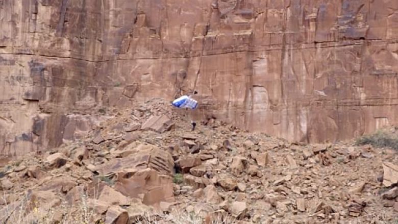 Kërcen me parashutë nga një kodër shkëmbore, i riu përplaset për shkëmbi dhe thyen dy këmbët (Video, +16)