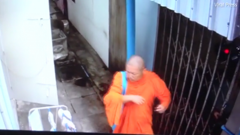 Murgu budist filmohet duke vjedhur brekët e femrave (Video)
