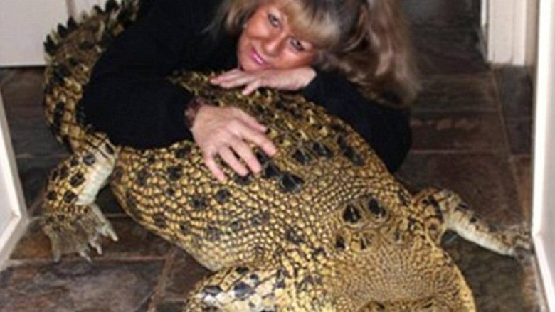 Njihuni me gruan që bashkëjeton me 5 krokodilë dhe i ndanë të gjitha me ata (Foto/Video)