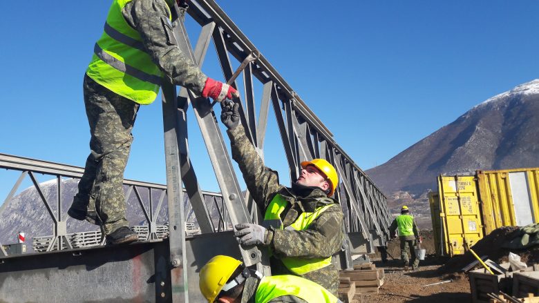 Xhenierët e FSK-së montojnë urën metalike “Mabey Johnson” në Shqipëri (Foto)