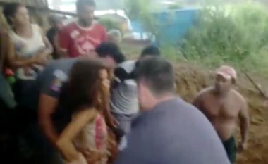 Nëntëvjeçarja ngec në gropën me lloç dhe mezi merr frymë, policia e shpëton në momentet e fundit (Video)