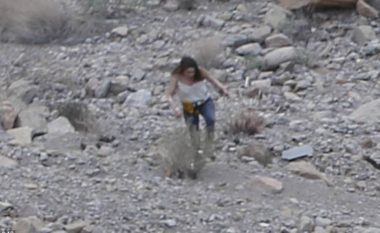 I mbijeton rrëzimit të helikopterit, gruaja filmohet duke dalë nga rrënojat e fluturakes së përfshirë nga flaka (Foto/Video)