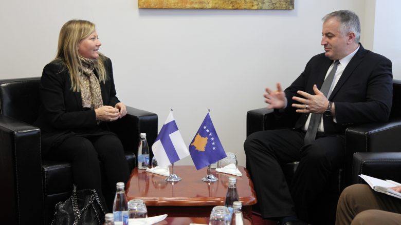 Berisha dhe ambasadorja e Finlandës flasin për transformimin e FSK-së