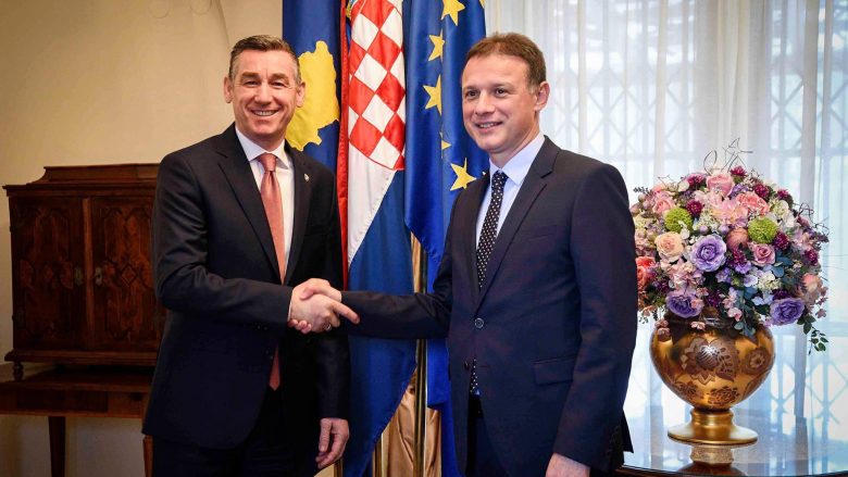 Veseli fillon vizitën zyrtare në Kroaci, takon homologun e tij Jandrokoviq dhe kryeministrin Plenkoviq (Foto)