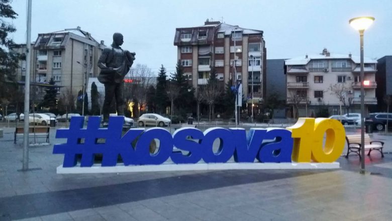 10 vjetori i pavarësisë, nis dekorimi i qytetit të Mitrovicës