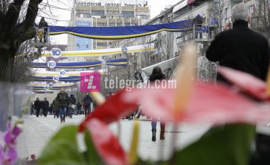 Rivendosen dekorimet në sheshet e Prishtinës për 10 vjetorin e Pavarësisë (Foto)