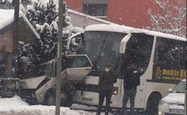 Aksident në Pejë, autobusi godet një veturë (Foto)