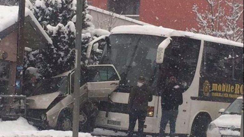 Aksident në Pejë, autobusi godet një veturë (Foto)